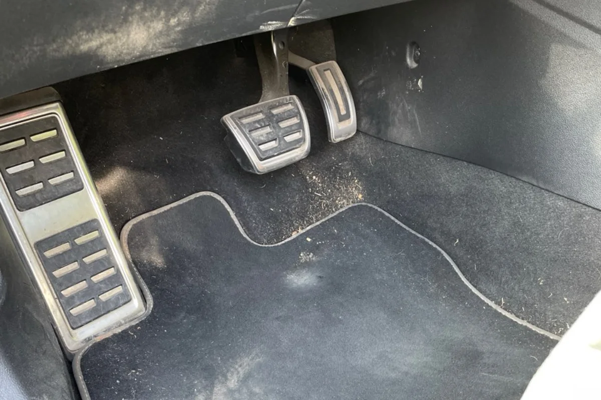 Tapis côté conducteur avant nettoyage Fresh Caisse